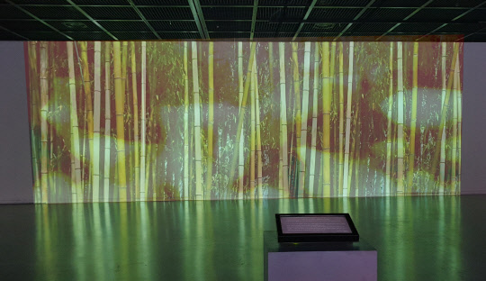 금민정 작가의 인터랙티브 아트 작품인 '바람과 비, 그리고 그날의 기억'은 제주도 갯깍 주상절리 주변과 담양 소쇄원이라는 주요 공간의 풍경을 이용하여 특정 날짜를 입력하면 당시 그 장소의 기후와 온도 등 날씨 변화를 전시실에 설치된 영상 이미지에 반응시킨다. 작품 속엔 기상청의 실시간 기후 빅데이터가 활용됐다.        @출처: 금민정 작가 인스타그램